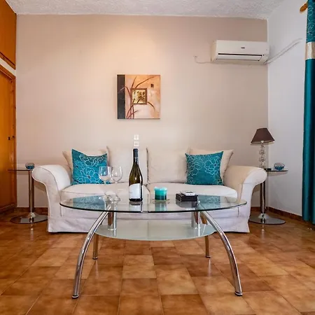 Ξενοδοχείο με διαμερίσματα George Seaside Serviced &